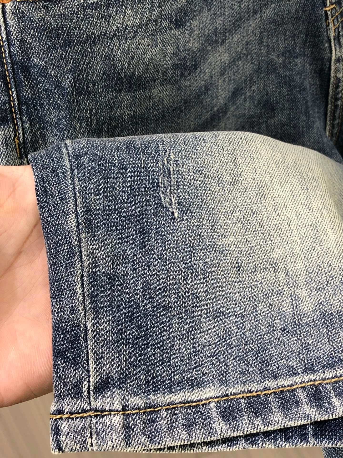 P220 chrome hearts denim shorts, the latest new men's jeans for spring and summer 2025! Heavy-duty washed denim fabric, customized fabric is softer and more comfortable than ordinary denim fabric! Ultra-heavy industrial washing process and double process washing. The entire pair of pants has a comfortable feel, top-notch fineness and breathability. All hardware brand logos are custom-made, and the materials are selected with the best attributes. The elasticity of the fabric is very good and the comfort is great! The low-key design style is simple and elegant. Yardage: 28-38 (no 35.37)